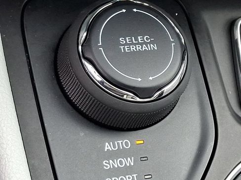 Used 2021 Jeep Cherokee Latitude Lux AWD/4WD image 23