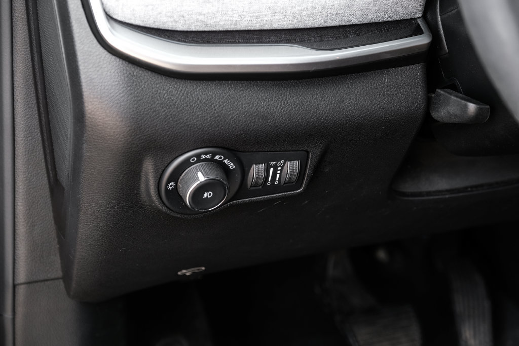 Used 2023 Jeep Compass Latitude AWD/4WD image 37