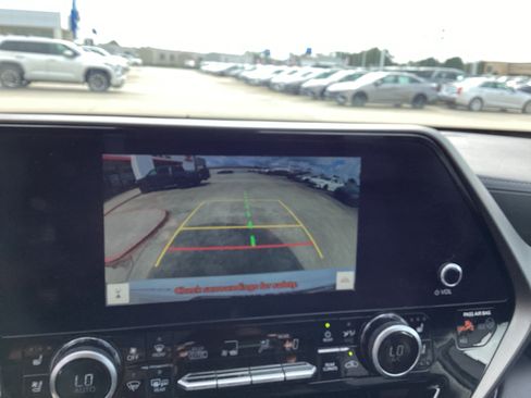 Used 2023 Toyota Highlander Limited FWD image 20
