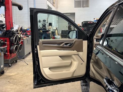 Used 2021 GMC Yukon XL Denali w/ Denali Premium Package image 10