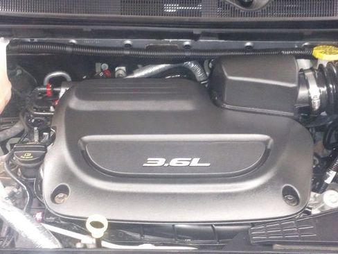 Used 2018 Chrysler Pacifica Touring-L Plus w/ Tire & Wheel Group image 8