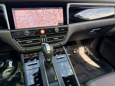Certified 2023 Porsche Macan AWD/4WD image 13