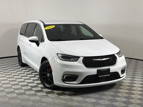 Used 2023 Chrysler Pacifica Touring FWD image 2