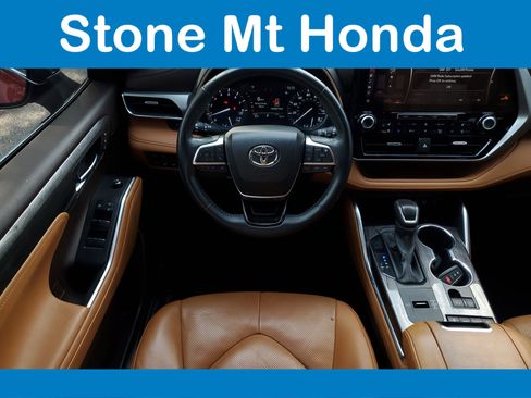 Used 2021 Toyota Highlander Platinum image 18