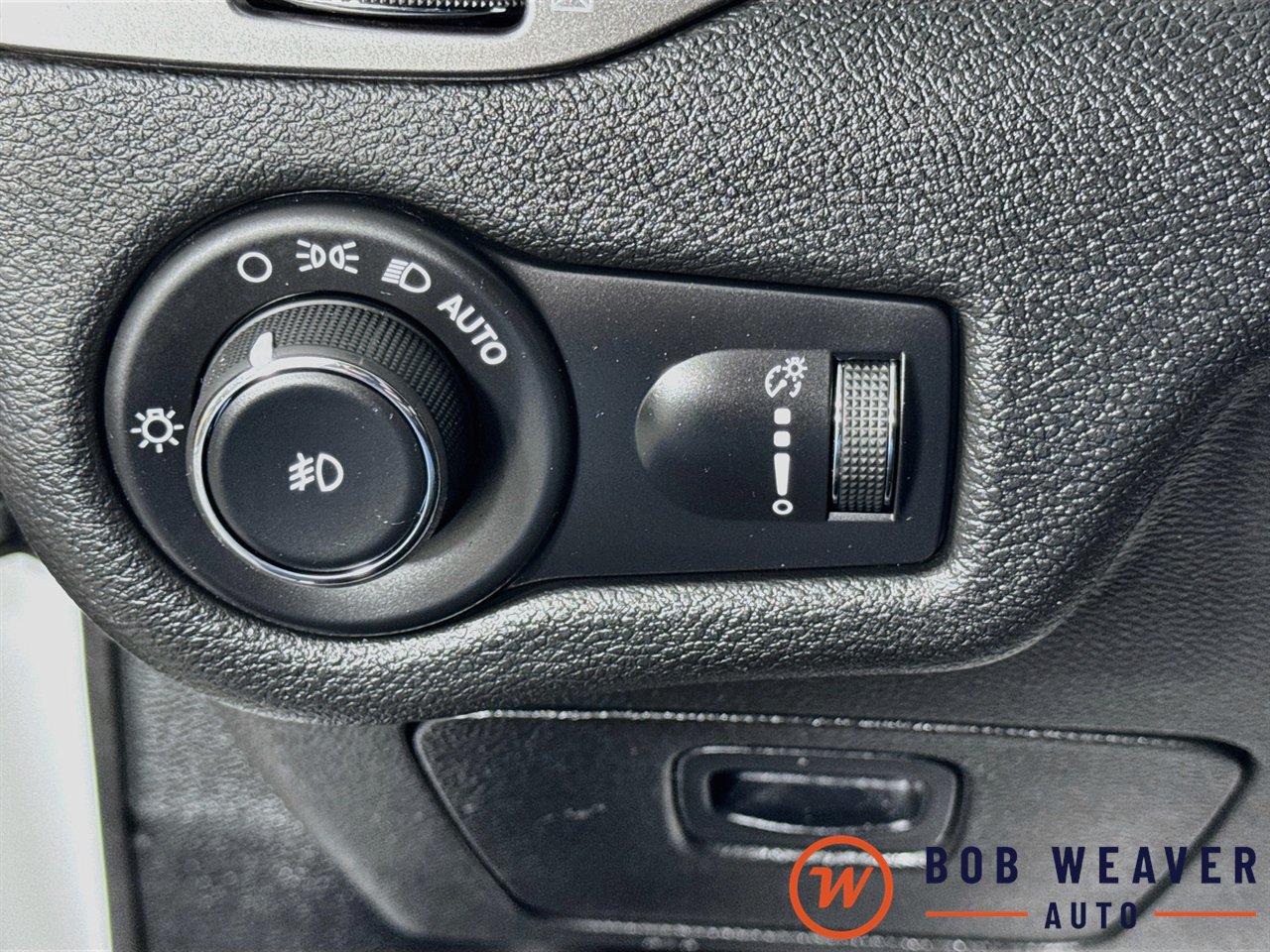 Used 2019 Jeep Cherokee Latitude w/ Cold Weather Group AWD/4WD image 12