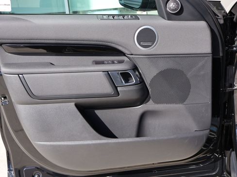 Certified 2025 Land Rover Discovery S image 12