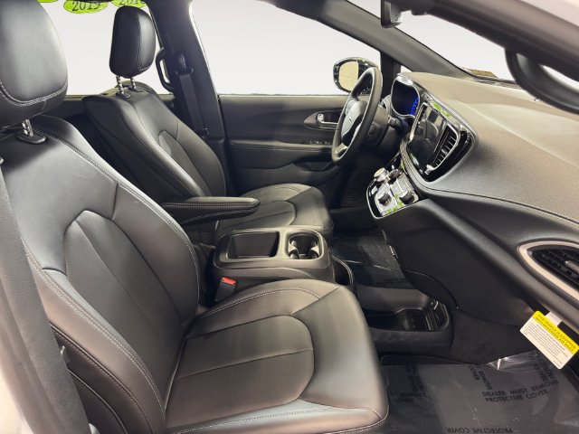 New 2026 Chrysler Pacifica Select AWD/4WD image 15