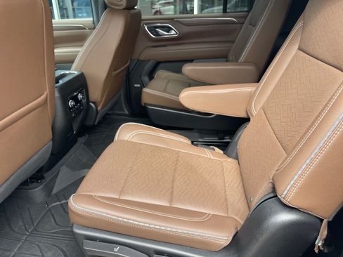Used 2024 Chevrolet Suburban High Country RWD image 11