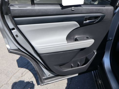Used 2022 Toyota Highlander XLE AWD/4WD image 33