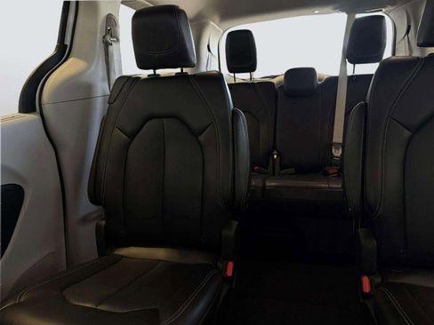 Used 2023 Chrysler Pacifica Touring-L FWD image 29