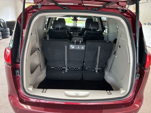 Used 2018 Chrysler Pacifica Touring-L Plus FWD image 27