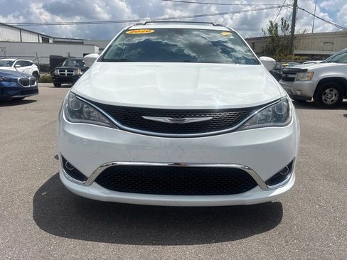 Used 2020 Chrysler Pacifica Touring-L FWD image 8