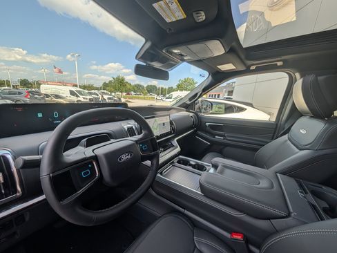 New 2027 Ford Expedition Platinum w/ Stealth Appearance Package AWD/4WD image 14