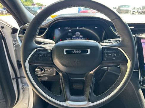 Used 2025 Jeep Grand Cherokee Limited AWD/4WD image 28