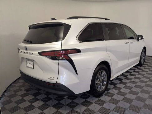 Certified 2022 Toyota Sienna XLE FWD image 6