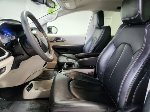 Used 2024 Chrysler Pacifica Touring-L image 11