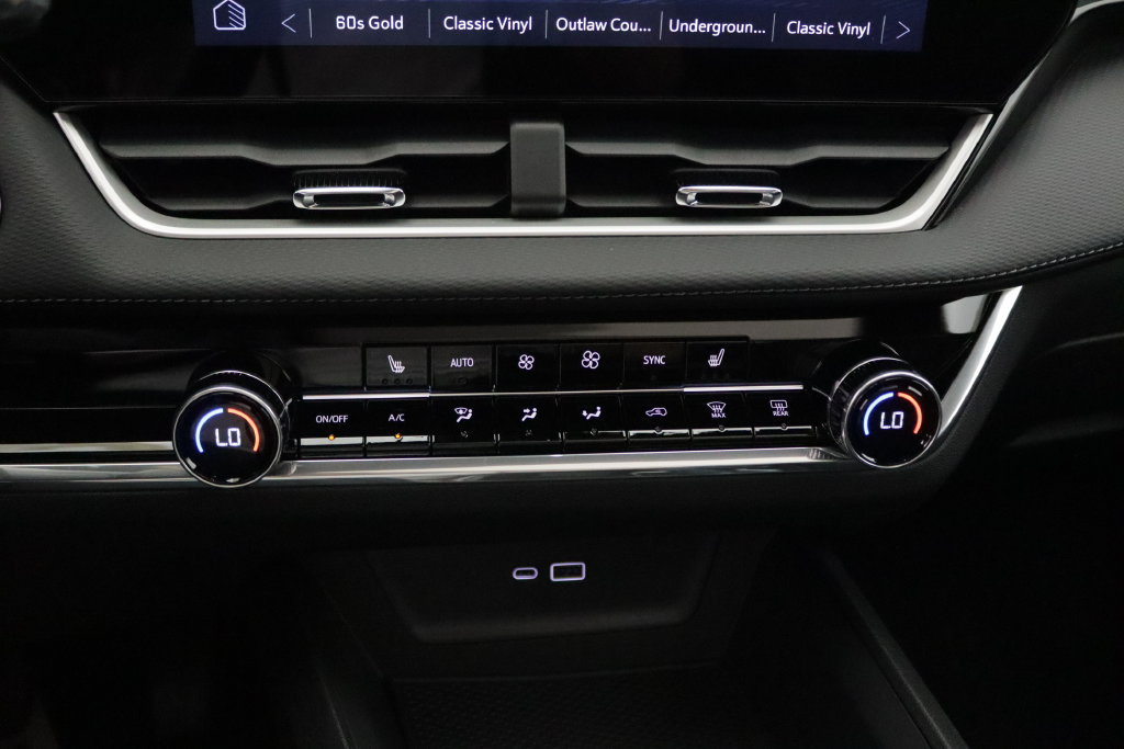 Used 2025 Chevrolet Equinox LT w/ Convenience Package II FWD image 33