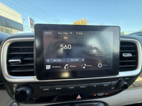 Used 2025 Hyundai Venue SEL FWD image 12