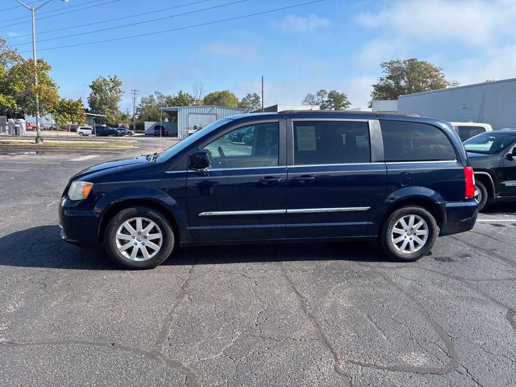 Used 2014 Chrysler Town & Country Touring FWD image 2