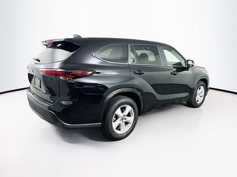 Used 2024 Toyota Highlander LE image 9