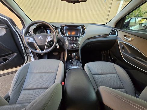 Used 2017 Hyundai Santa Fe SE image 11