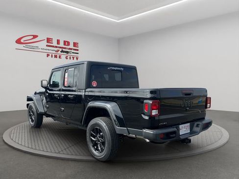 Used 2022 Jeep Gladiator Sport AWD/4WD image 3