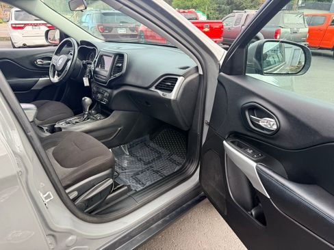 Used 2019 Jeep Cherokee Sport image 25