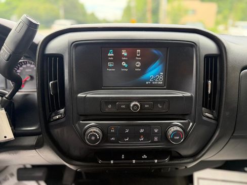 Used 2018 Chevrolet Silverado 1500 Custom w/ Custom Value Package AWD/4WD image 23