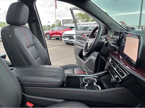 Used 2024 Chevrolet Traverse RS w/ LPO, Floor Liner Package AWD/4WD image 32