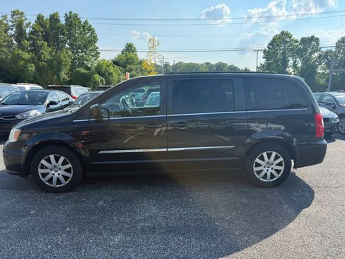 Used 2013 Chrysler Town & Country Touring FWD image 2