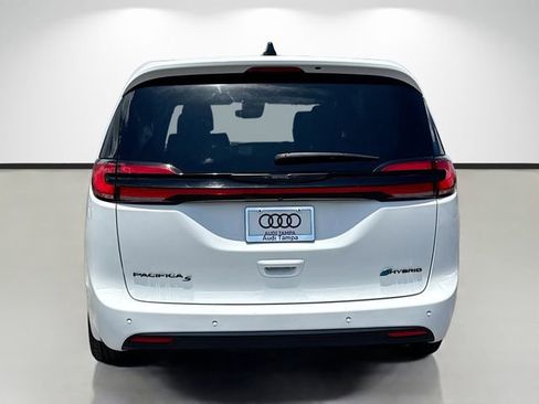 Used 2024 Chrysler Pacifica Limited FWD image 4