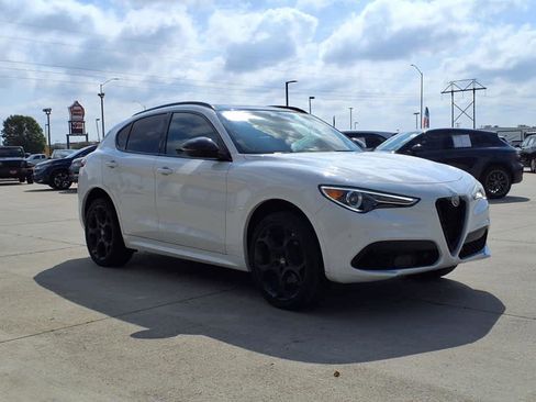 Used 2023 Alfa Romeo Stelvio Estrema image 9