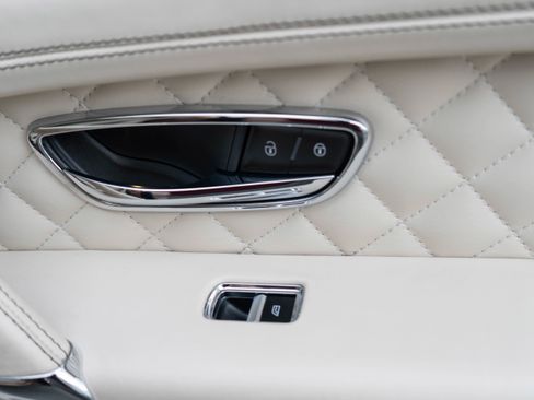 Used 2017 Bentley Bentayga image 45