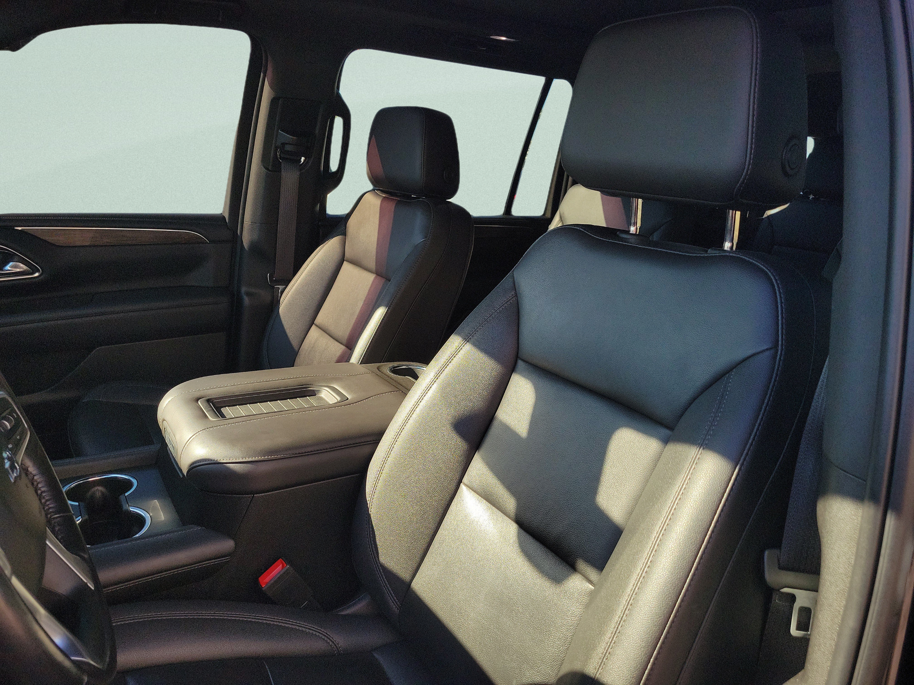 Used 2022 Chevrolet Suburban Z71 w/ Luxury Package AWD/4WD image 19