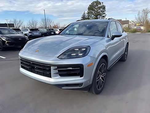 Used 2024 Porsche Cayenne w/ Premium Package AWD/4WD image 7