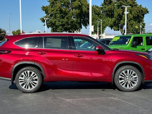 New 2025 Toyota Highlander Platinum image 9