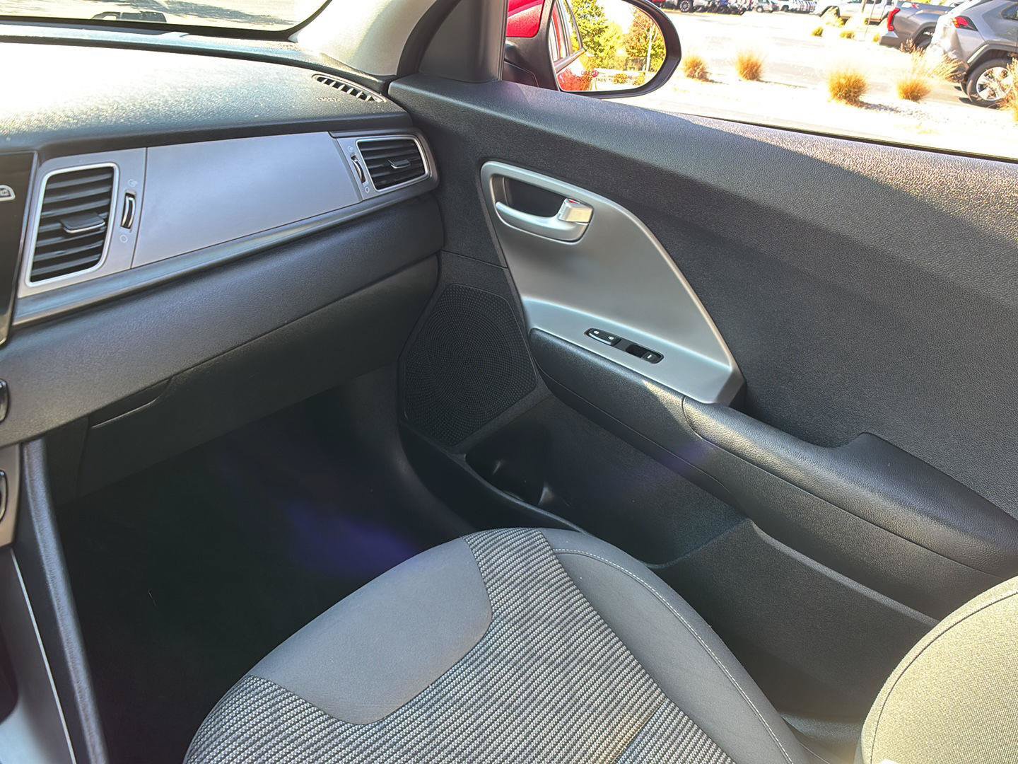 Used 2018 Kia Niro LX FWD image 31