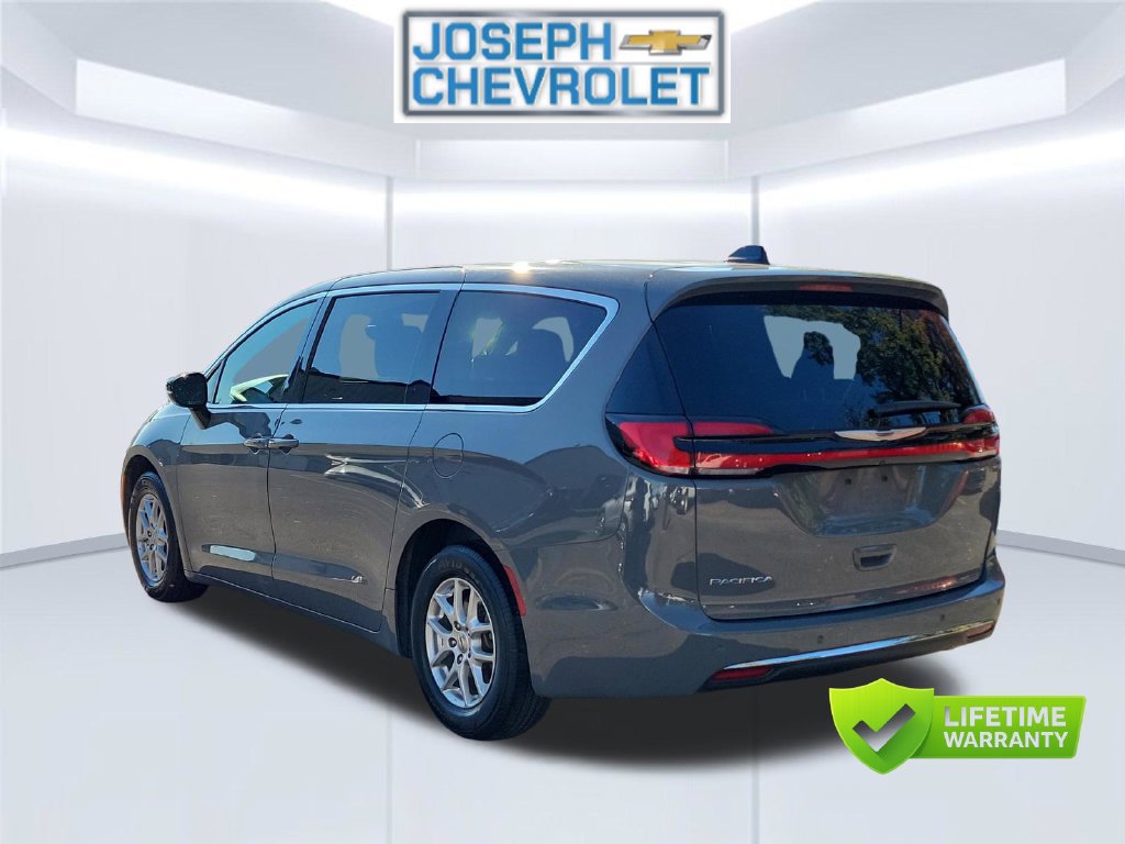 Used 2025 Chrysler Pacifica Select FWD image 5