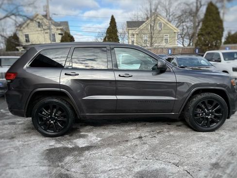 Used 2018 Jeep Grand Cherokee Altitude image 4