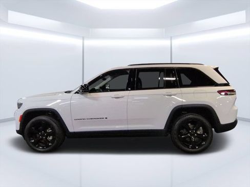 Used 2024 Jeep Grand Cherokee Limited w/ Black Appearance Package AWD/4WD image 6