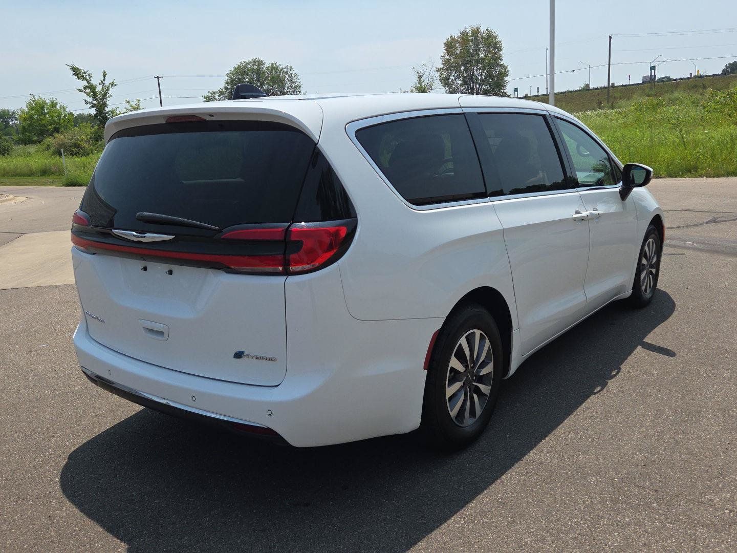 Used 2023 Chrysler Pacifica Touring-L FWD image 7