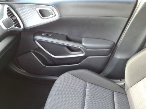 Used 2025 Kia Soul LX w/ LX Technology Package FWD image 34