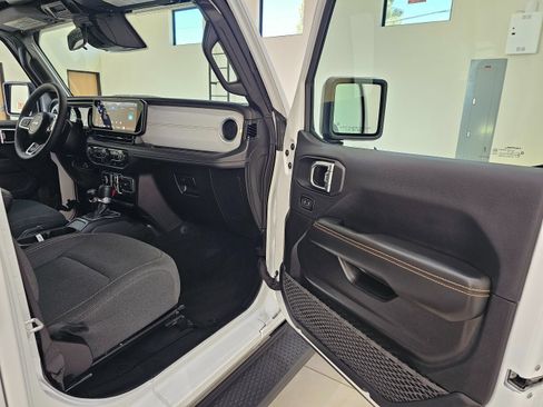 Used 2025 Jeep Wrangler Unlimited Sahara AWD/4WD image 33
