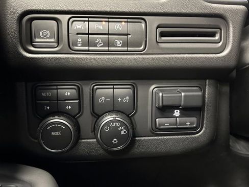 Used 2023 Chevrolet Suburban Z71 w/ Luxury Package image 25