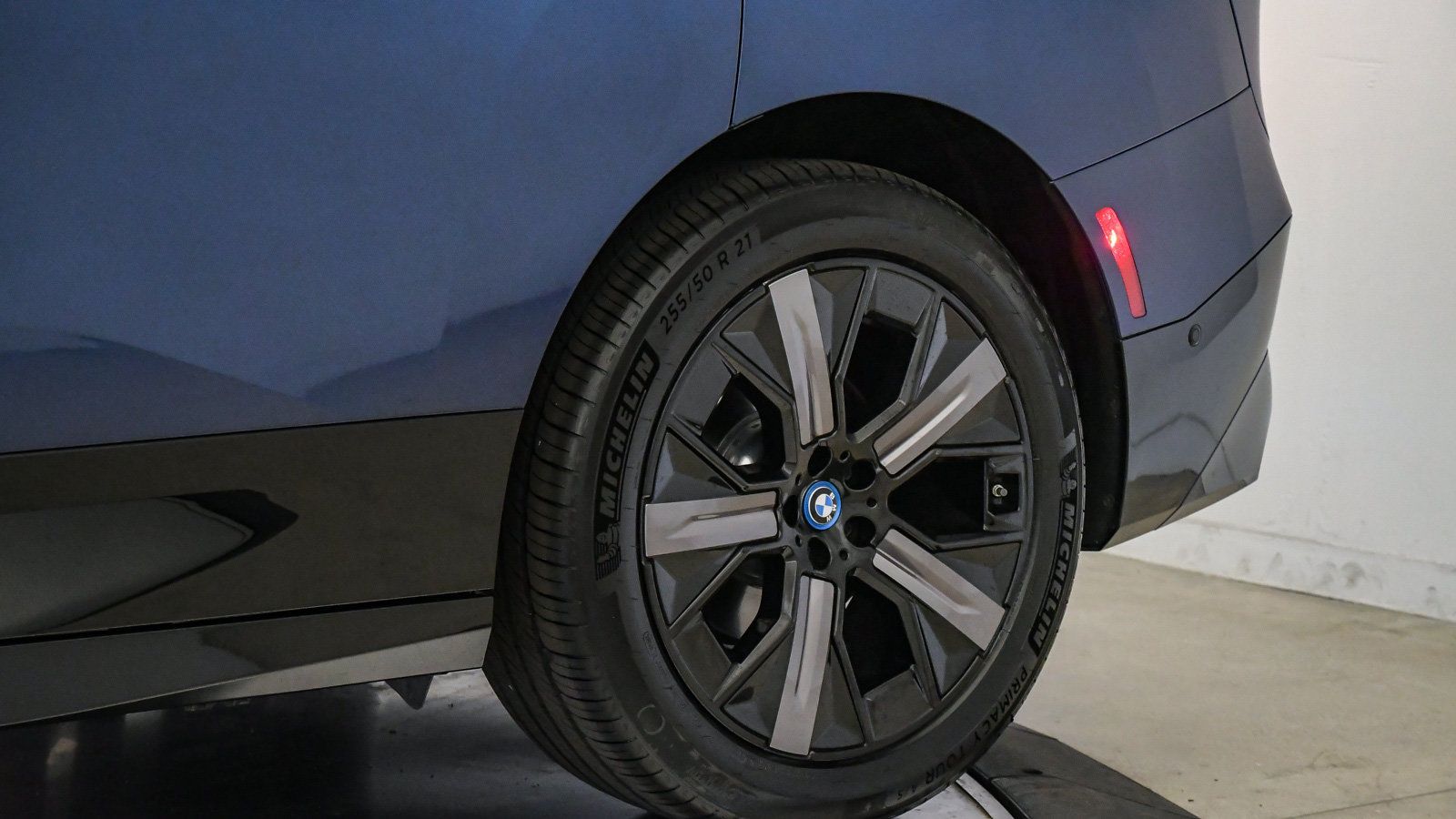 Certified 2024 BMW iX xDrive50 w/ Premium Package AWD/4WD image 11