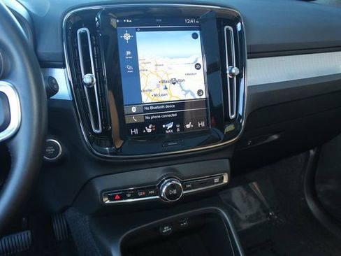 Used 2020 Volvo XC40 T5 Momentum w/ Protection Package Premier image 18