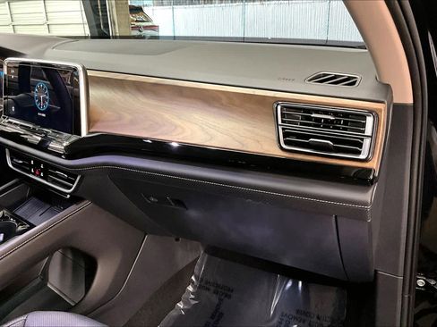 Used 2025 Volkswagen Atlas SE w/ Black Wheel Package image 18