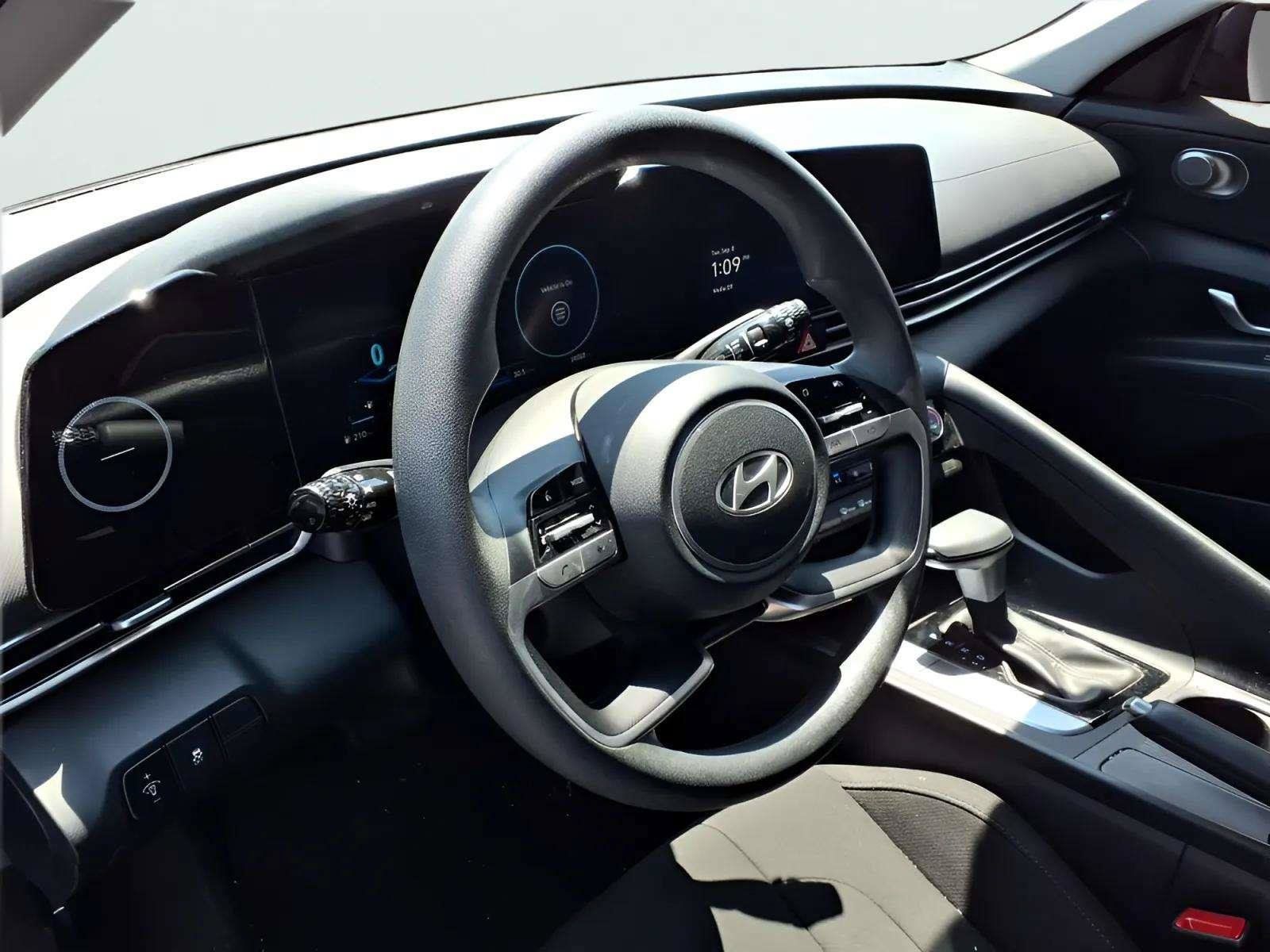 Certified 2024 Hyundai Elantra SEL FWD image 15