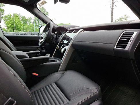 New 2025 Land Rover Discovery S image 4