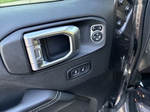 Used 2023 Jeep Gladiator Overland AWD/4WD image 16